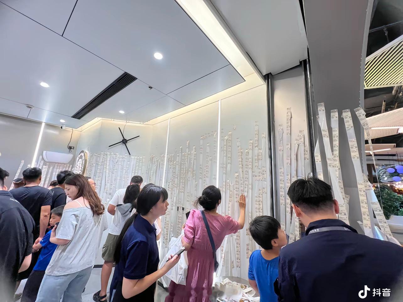 骑手说过上1晚挣1千元的好日子了 骑手趁这次外卖大战确实爽了，不过就是奶茶店的店