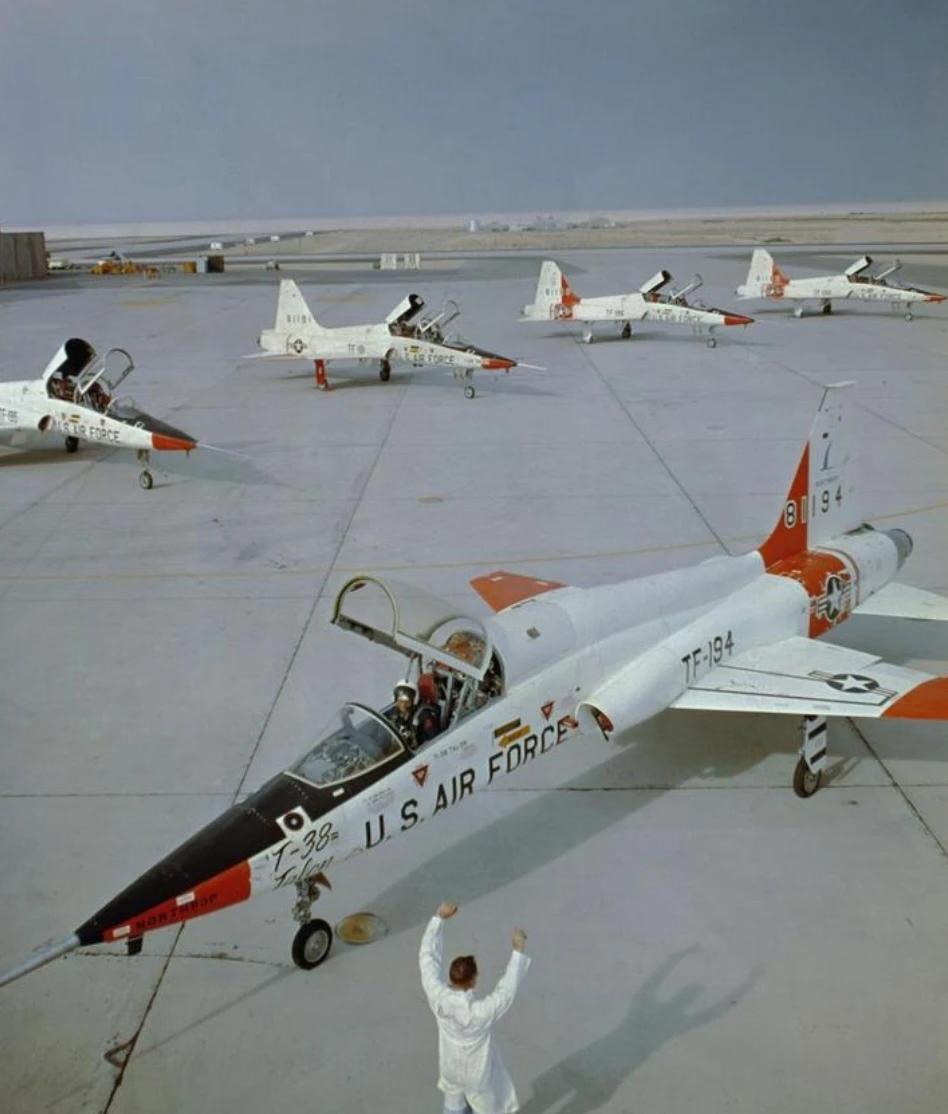 诸位，这个愚人节玩笑可以结束了！上面是我忽悠的，T-38并没有单座版。但这几张照