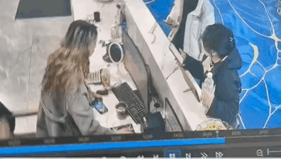 1 你说老板看到这一幕会把她开除吗？
2 当你觉得自己很厉害的时候……
3 看着