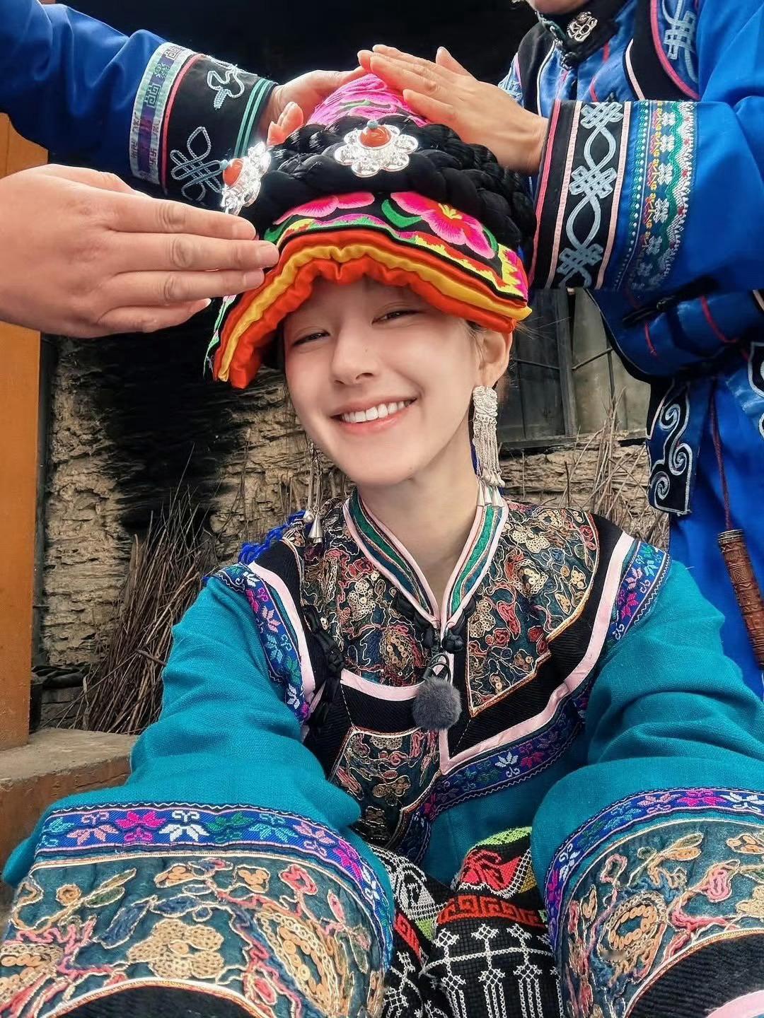 赵露思羌族服饰自拍赵露思ins晒羌族服饰自拍赵露思ins晒羌族服饰自拍，好美，绝