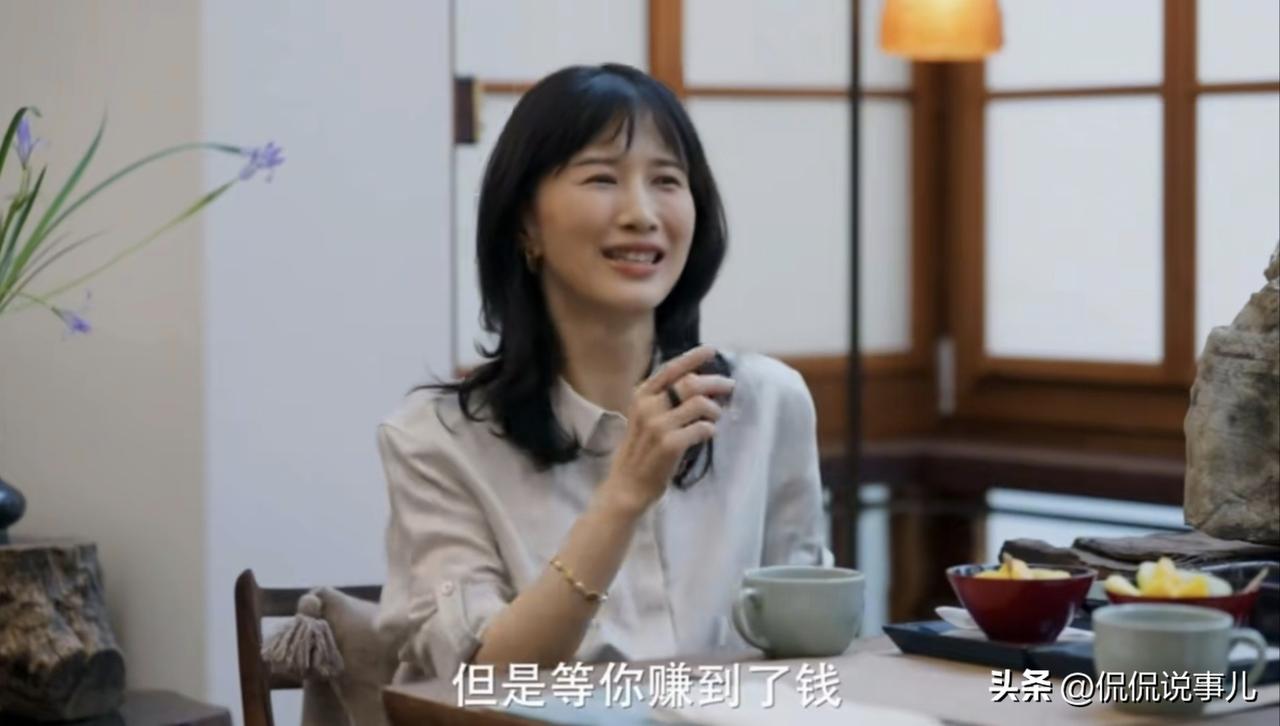 钱是最好的兴奋剂。
Papi酱刚做视频火爆全网时，有人找她拍广告她不愿意，认为这