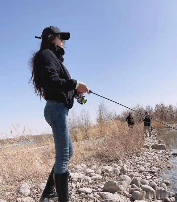 钓具搭配
竿选1.98-2.4米ML/M硬度快调路亚竿，兼顾抛投距离与控鱼灵敏度