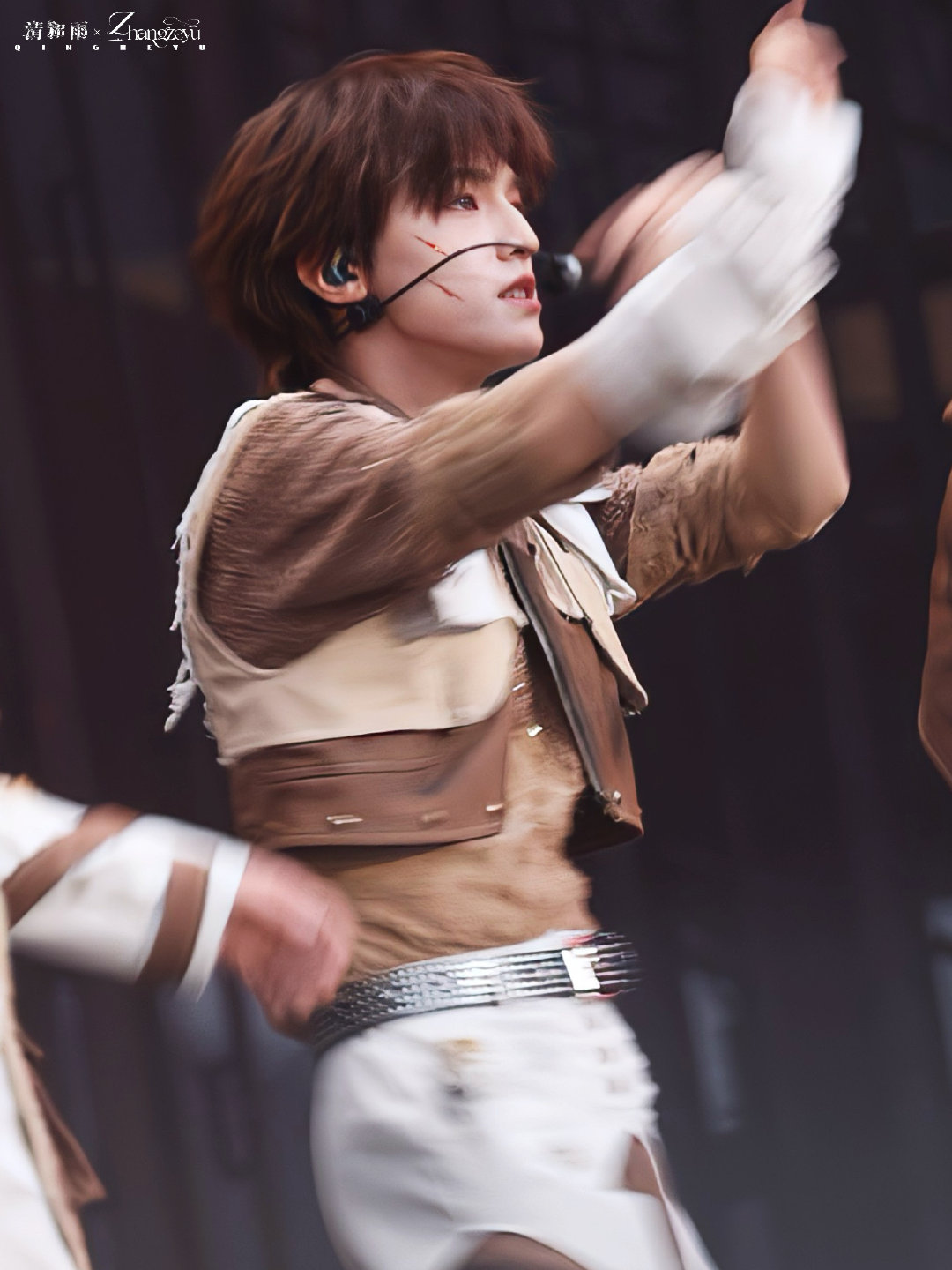 张泽禹大舌头版大舌头舞台 全程姨母笑看完！张泽禹大舌头版《大舌头》也太绝了，软萌