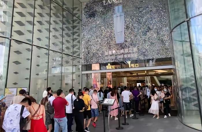 今天下午，和一位在日本的朋友聊天，他说了两个实情，情况真挺严峻了？
 
​一个是