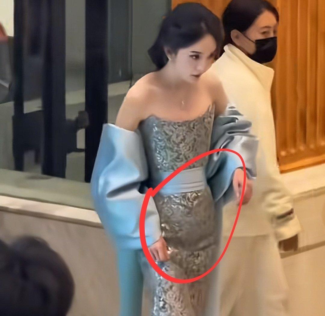 再最近的一次活动中，有网友拍到杨幂的小腹微微隆起，猜测可能是怀孕了。
如果这个真