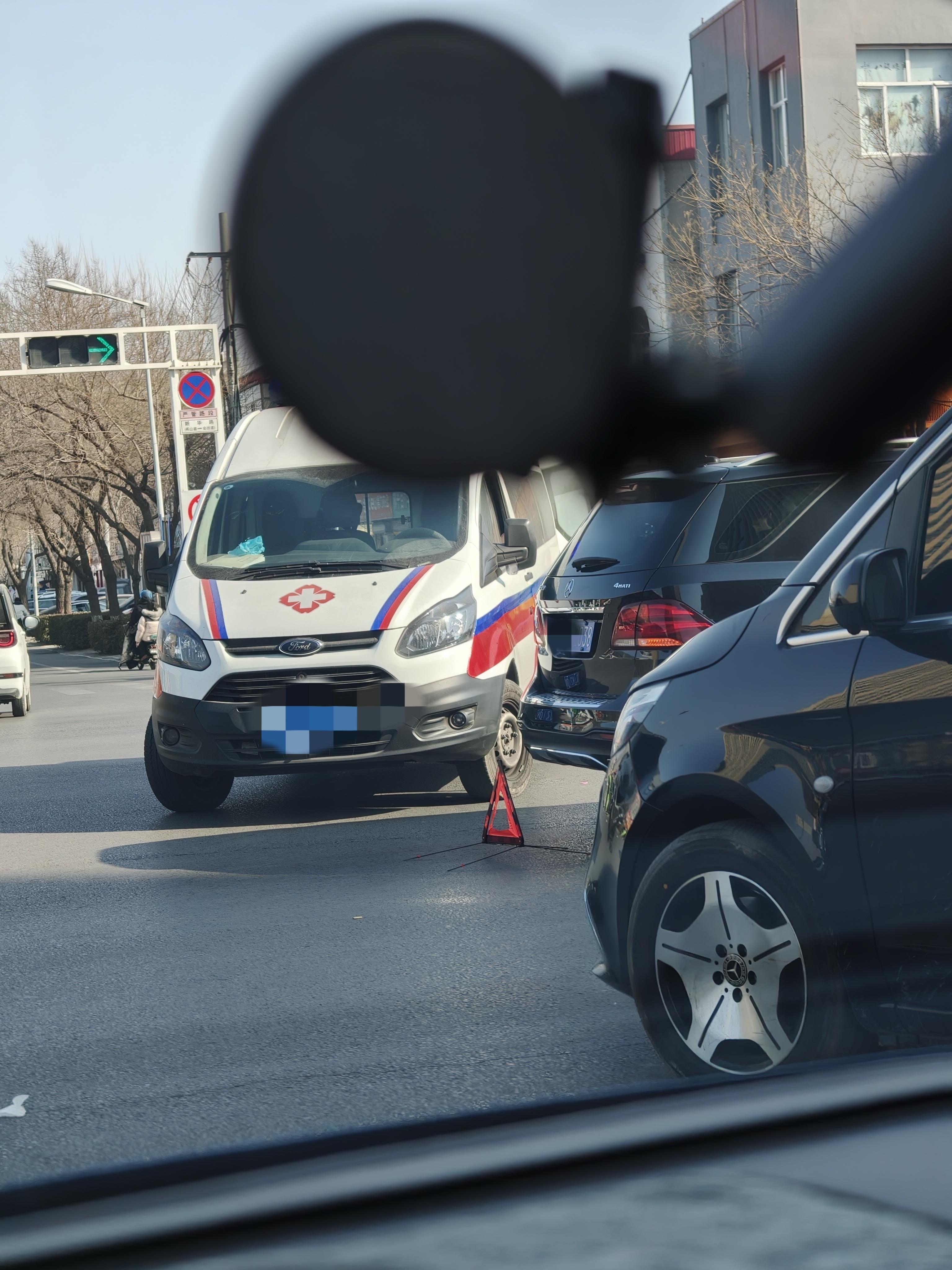 黑色SUV把老头乐顶翻了，救护车过来把里面的人接走。。。。 