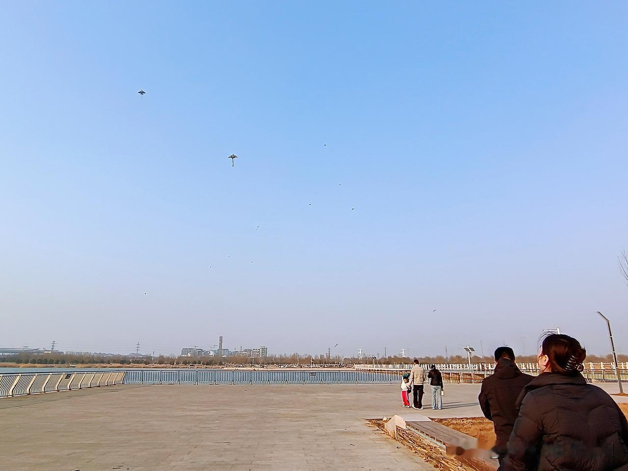 正月初八，我们第N次到滹沱河边遛娃啦。
“放风筝吧！”我们花50块钱买了个飞机风