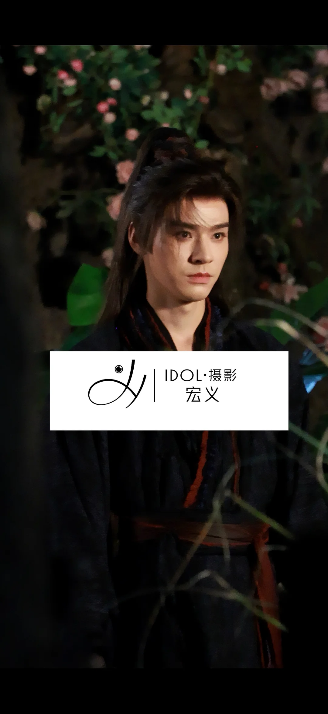 龚俊被吓一跳，说哎呦妈呀然后捂嘴笑