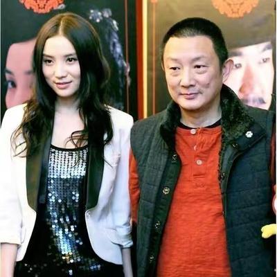 🌙2007年，50岁的导演张黎爱上了27岁的宋佳，当时的张黎已经结了5次婚，为