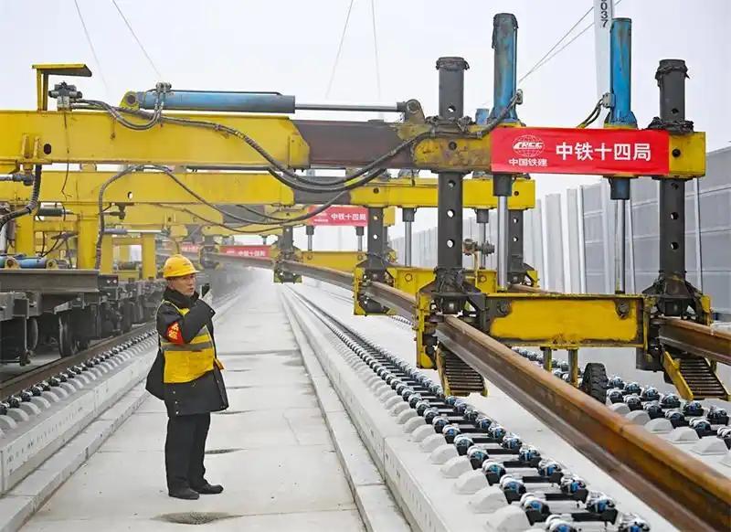 又传来好消息！
获悉，京港高铁雄（安）商（丘）段正线铺轨顺利完成了，这为整条线路