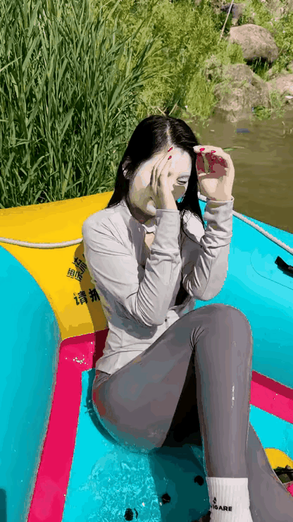 别泼了，一会儿脸上的粉要掉了