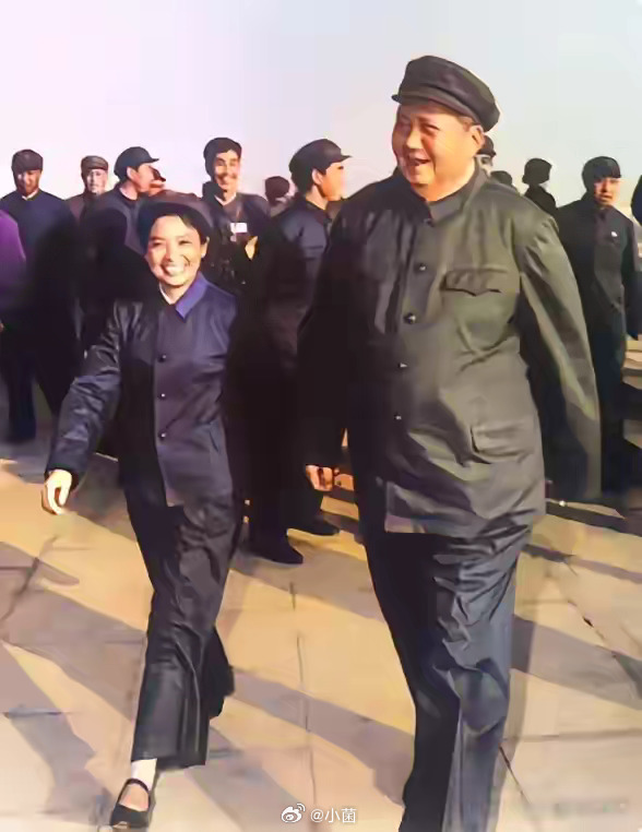 一张珍贵老照片，定格了毛主席与护士长吴旭君并肩同行的瞬间！照片中，73岁高龄的主