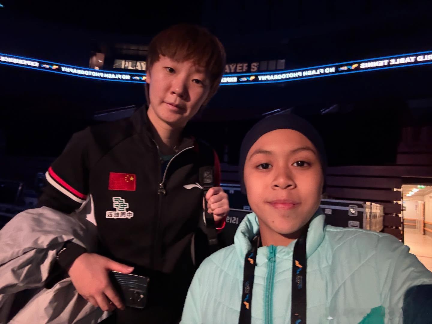 🇲🇾小球员MOHD Dania和王曼昱、孙颖莎的合影📸️ ​​​