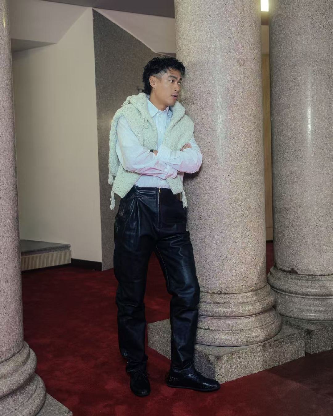 薄荷绿流苏针织毛衣搭配白衬衫，秋冬氛围感一下子就出来了，黑色皮革长裤让整体更显干