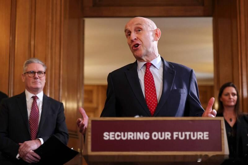 英国防大臣希利因军费不足突然辞职 重创首相斯塔默政府海外新鲜事 英国国防大臣约翰