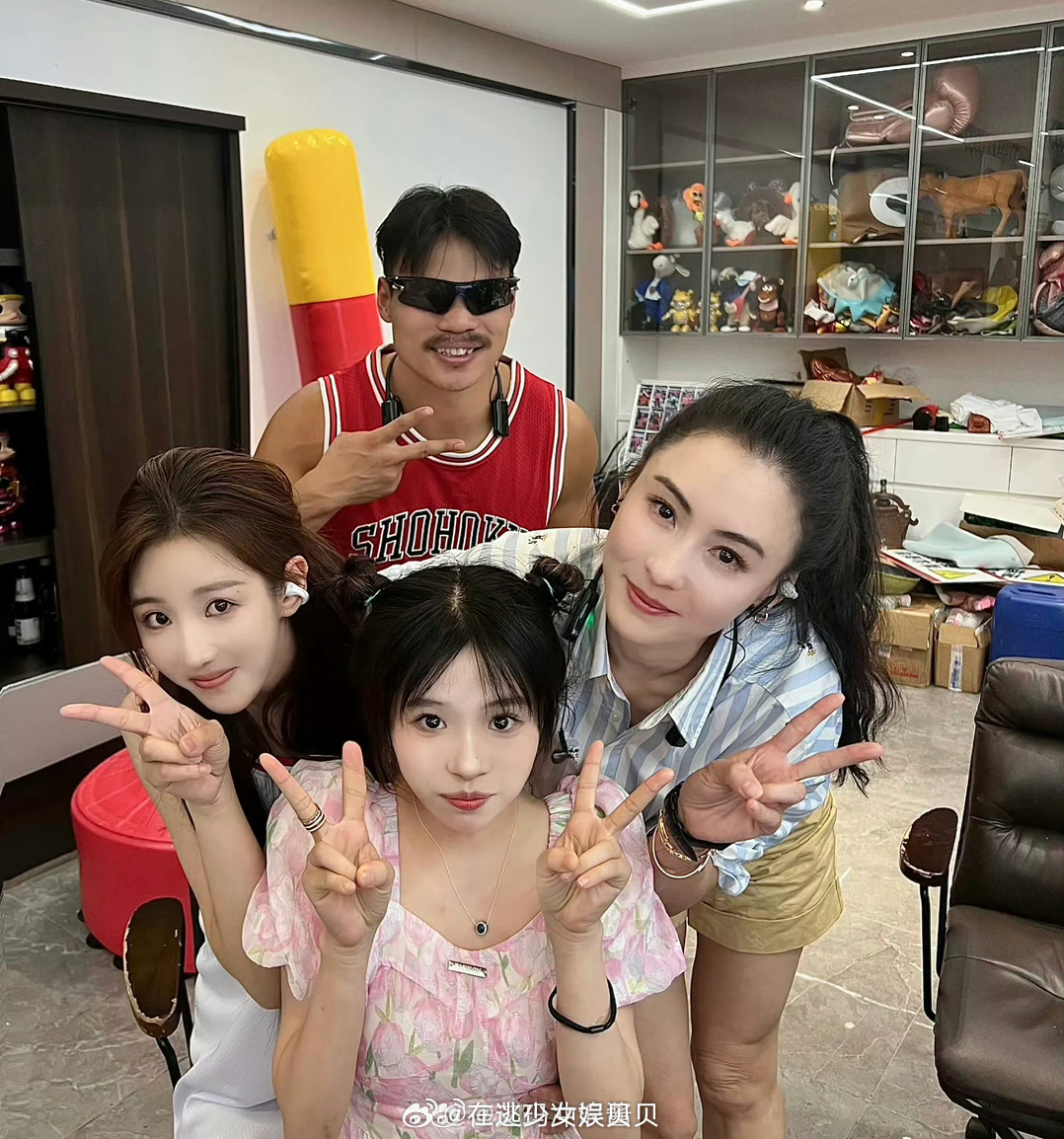 张柏芝的脸虽然不像四十多的人，但是她的膝盖还是暴露了她的真实年龄