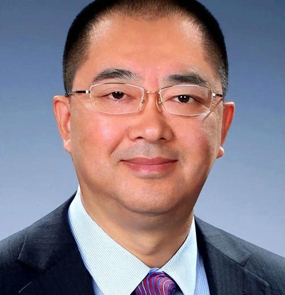 远在美国加州住大别墅的恒大前总裁夏海钧，最近干了件让人傻眼的事。本来他的资产在香