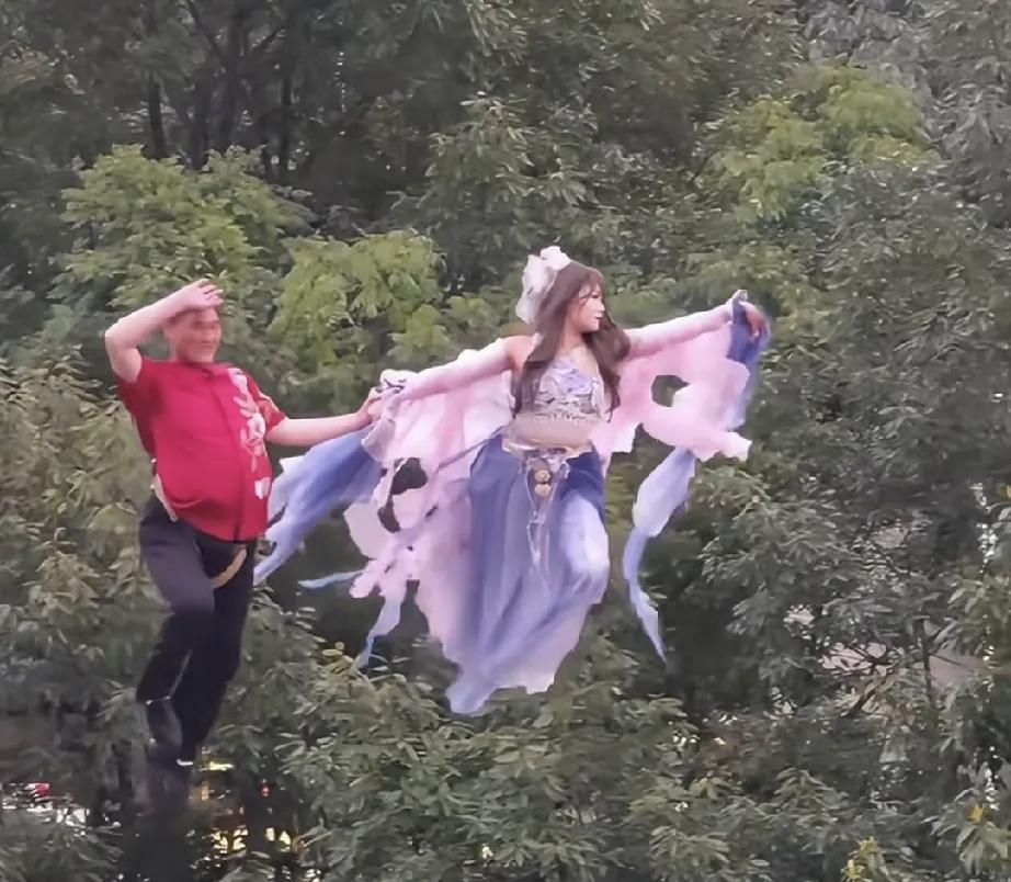 朱之文越来越火，为了钱什么商演他都敢接！
这不他与一美女一同吊威亚的场景，直接好