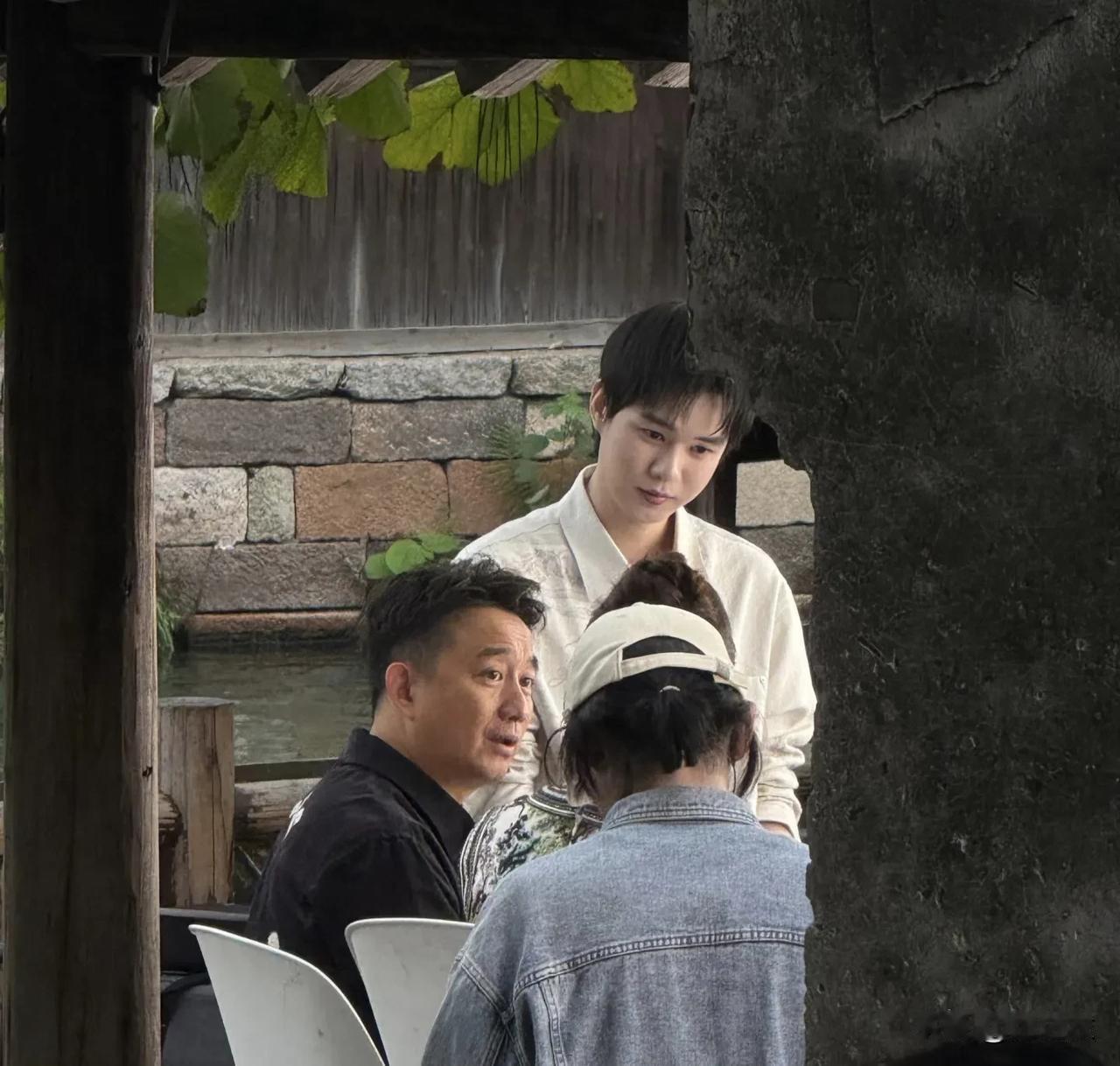 黄磊为什么那么自信，我想你去看一下他的一生，就会发现他太顺了，让人羡慕嫉妒的顺。
