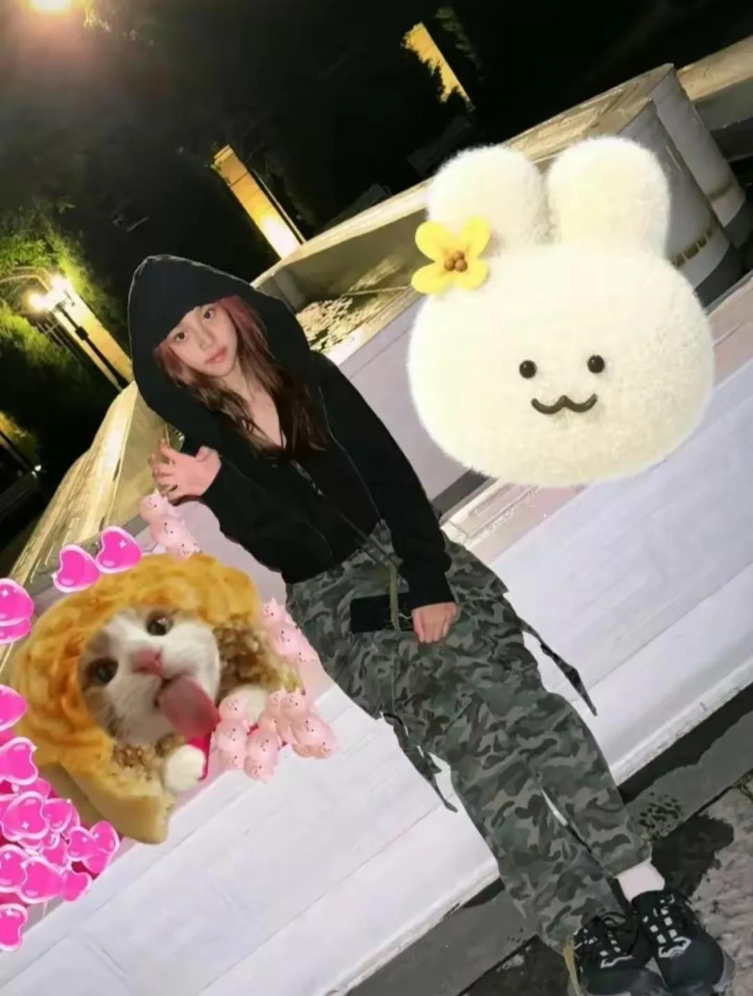 贾乃亮的女儿甜馨11岁近照来咯
一眨眼，小姑娘变大姑娘
这身穿搭可真好看呀，充满