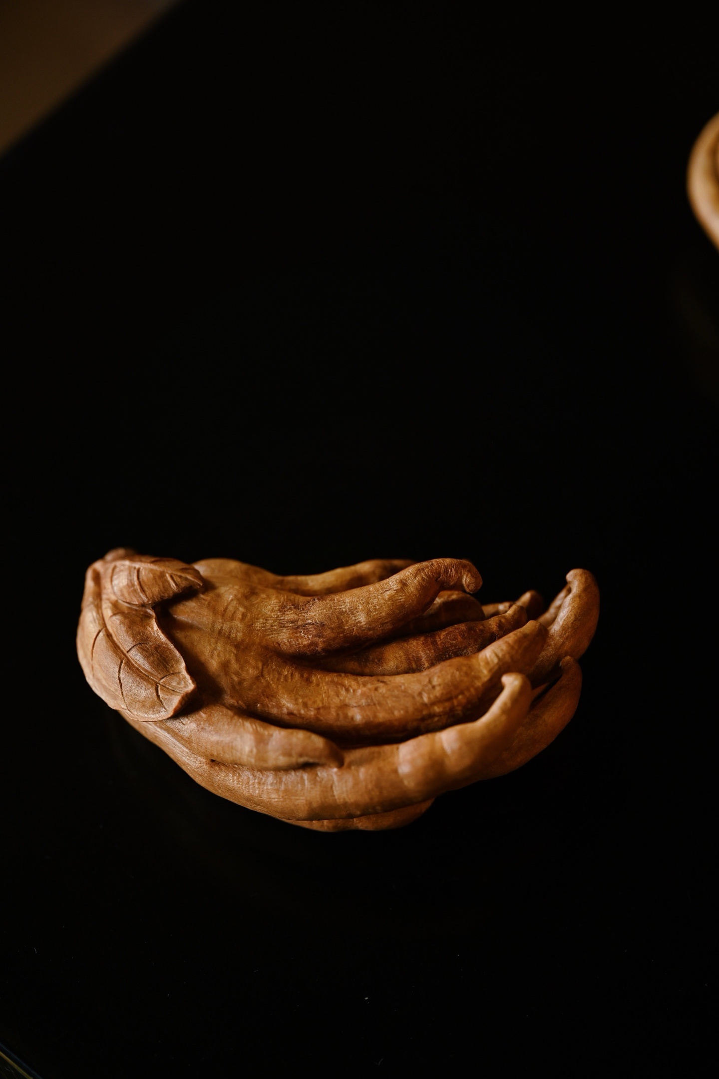 老山檀 | 佛手 清玩料质坚润，依材就势，摹佛手之形，肌理毕现，一叶一纹皆见刀工