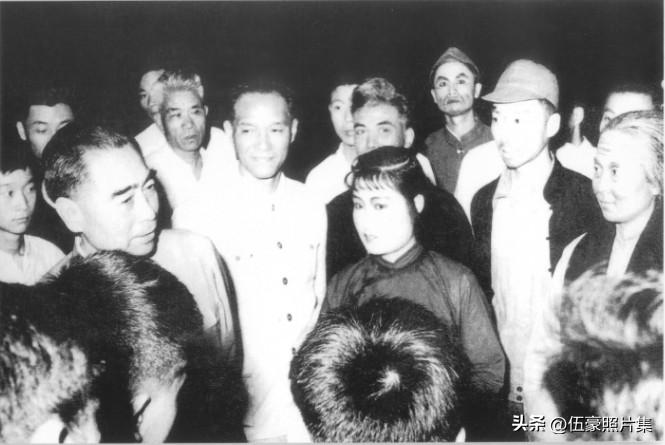 1964年6月7日，周恩来在杭州饭店小礼堂观看浙江昆剧团演出《红灯传》后，走上舞