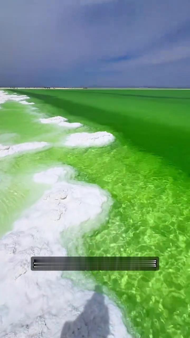 天然盐湖奥秘。
很多人不理解为什么这片湖里到处都是盐，却不能直接拿回家吃。这些天