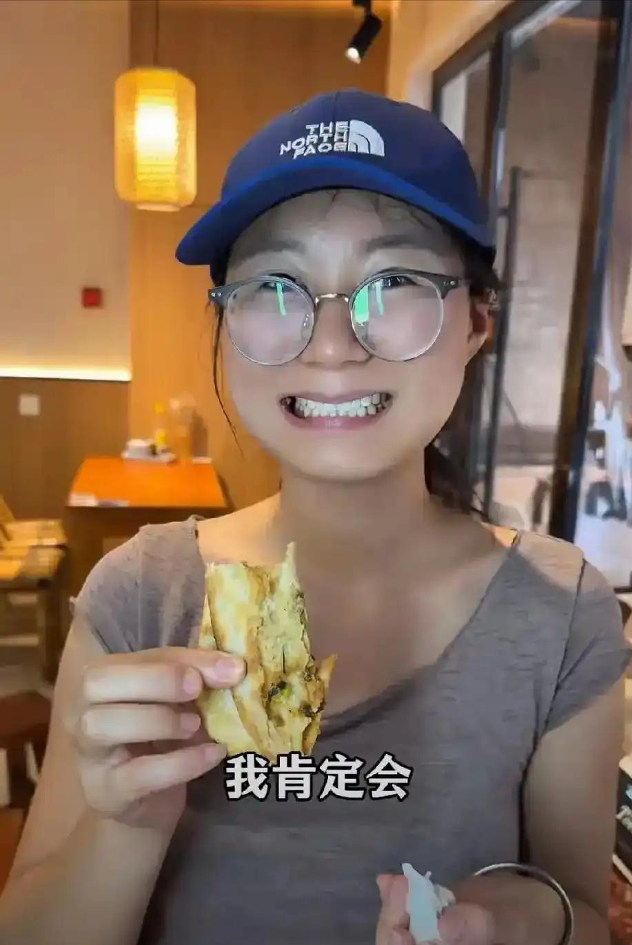江苏无锡，18岁女孩暑假去饭店打工，和老板说好每天干8小时，月薪3000块。等她