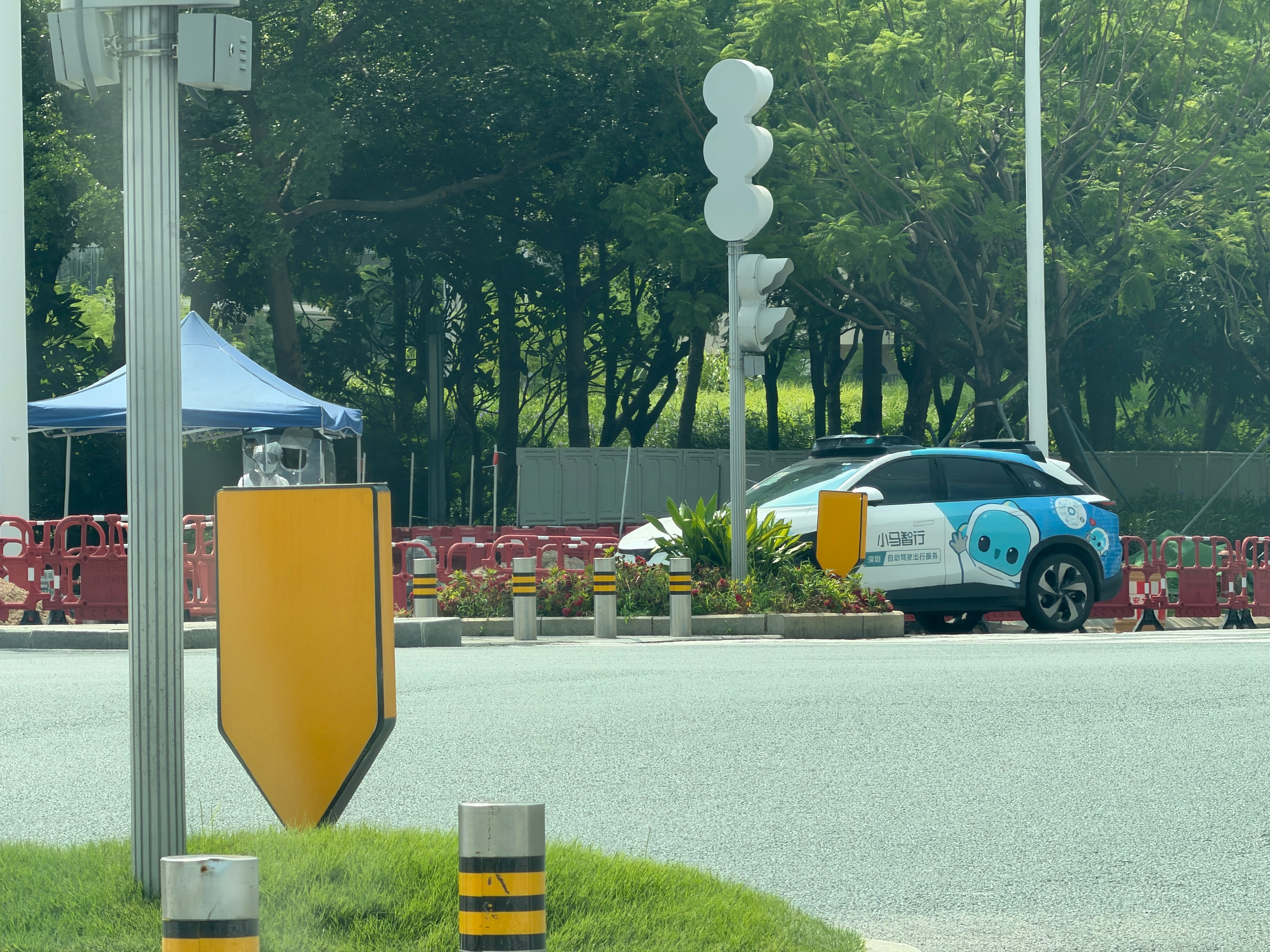深圳街头的 RoboTaxi 还挺多的。 