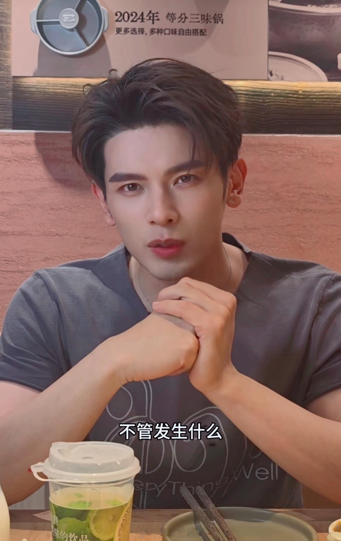 姚弛吃顿饭和粉丝干杯19次姚弛和现场朋友吃饭聊天的状态真的太松弛了，完全就是私下