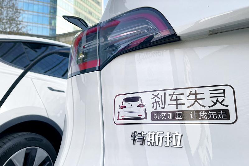 特斯拉这次可真是闹大乌龙了！

8月4日外媒报道，特斯拉给HW3车型推的FSD 