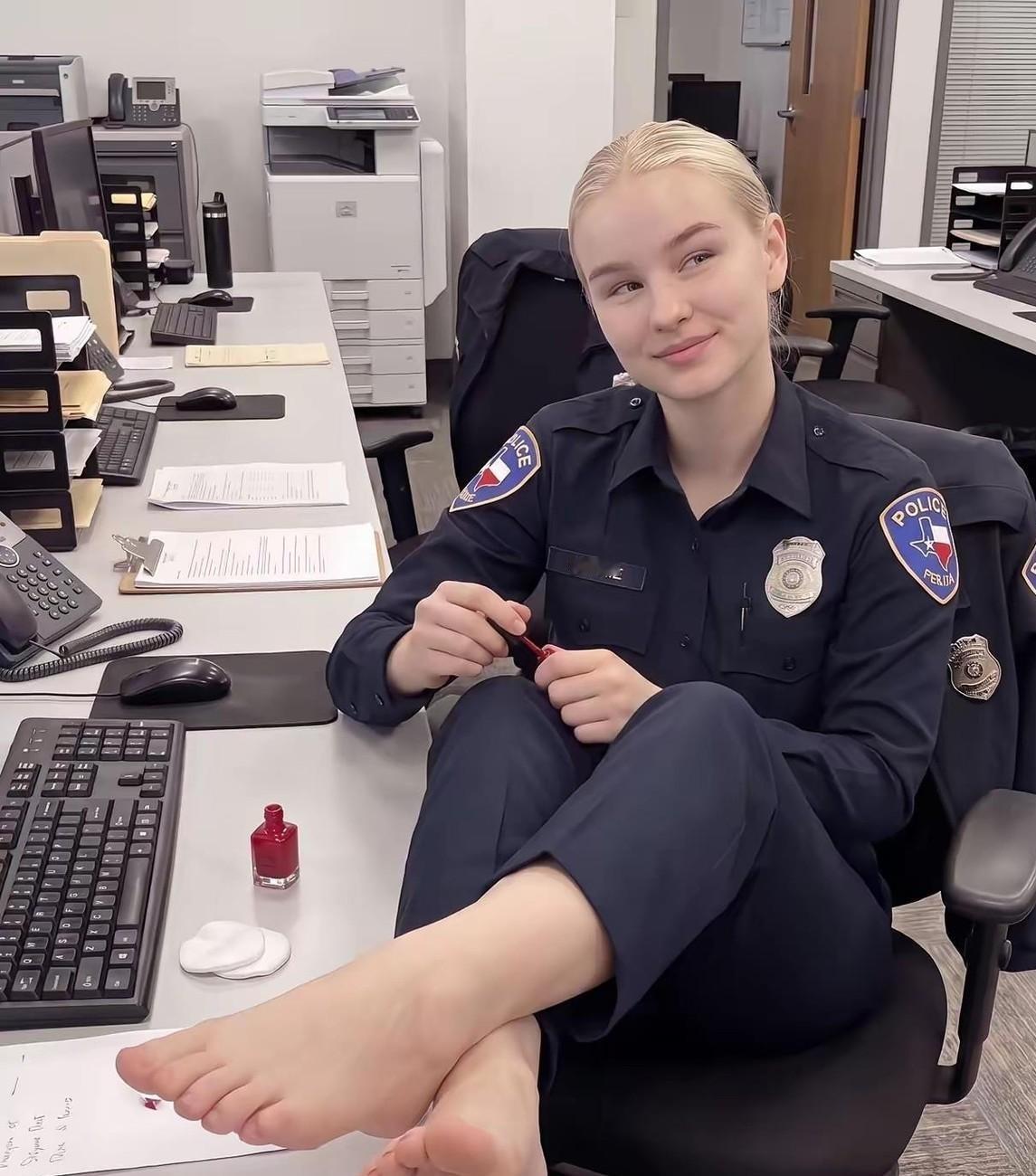 网传一张抓拍图，一名身穿制服的女子直接在工位上翘起脚慢悠悠涂指甲油，神态那叫一个