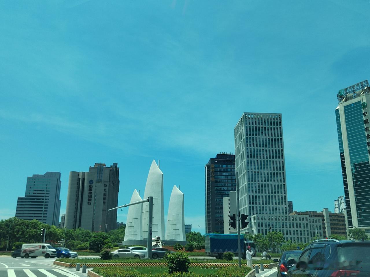 湛江城建之三帆一带，是整个湛江市区最中心的位置。