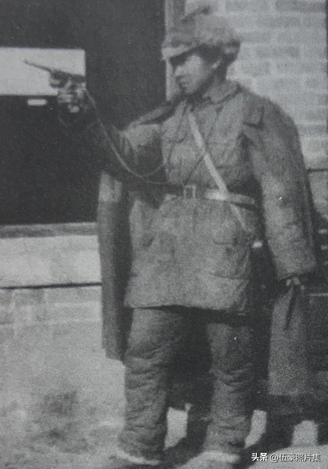 1938年夏，刘知侠从报纸上看到抗大招生的消息，便怀着抗日救国的热情奔赴延安。抗