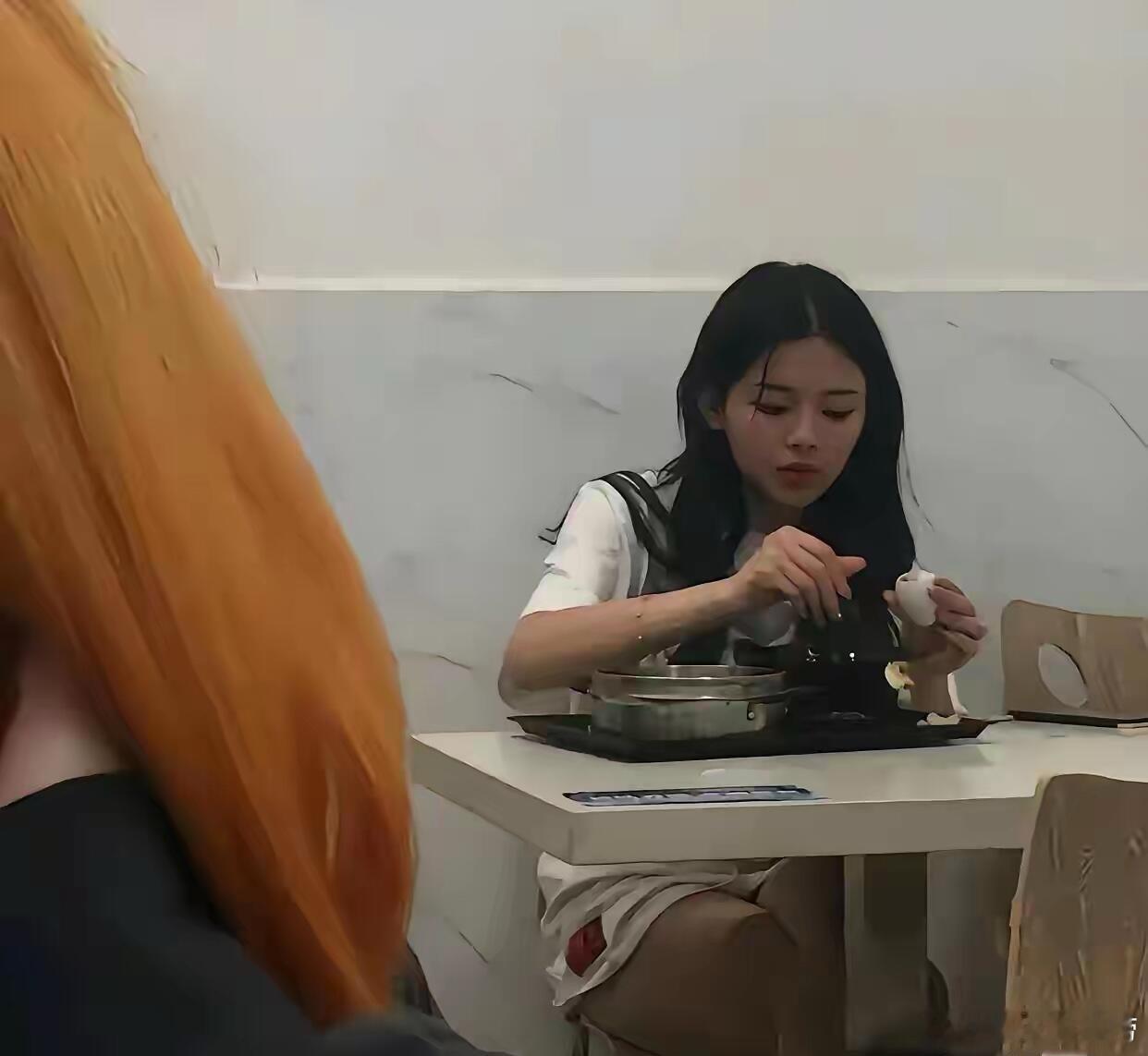 这是杨超越在工厂打工时候的照片，看来当时也是妥妥的厂花啊。 