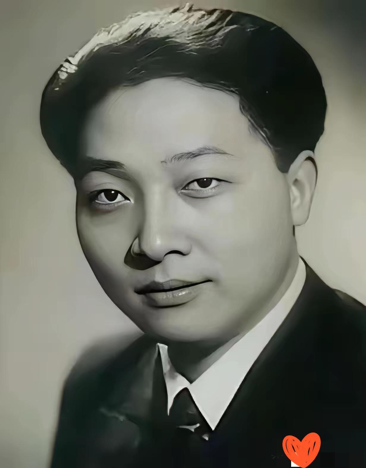 雨花台挖出的锈迹木箱里，三具遗骸手扣手坐得笔直——这哪是牺牲的姿态，分明是信仰最