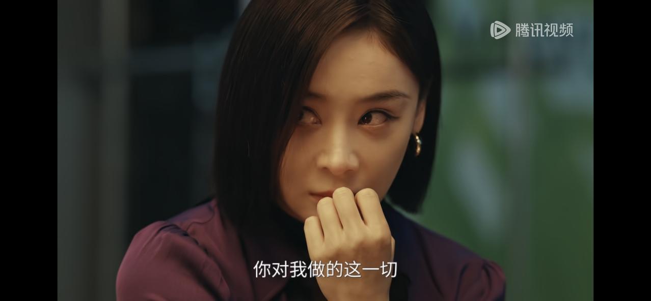 《她的盛焰》冼鹏宇坐在沙发上，脸色铁青，面前桌子上放了两个喝光了的空酒瓶，白靓靓