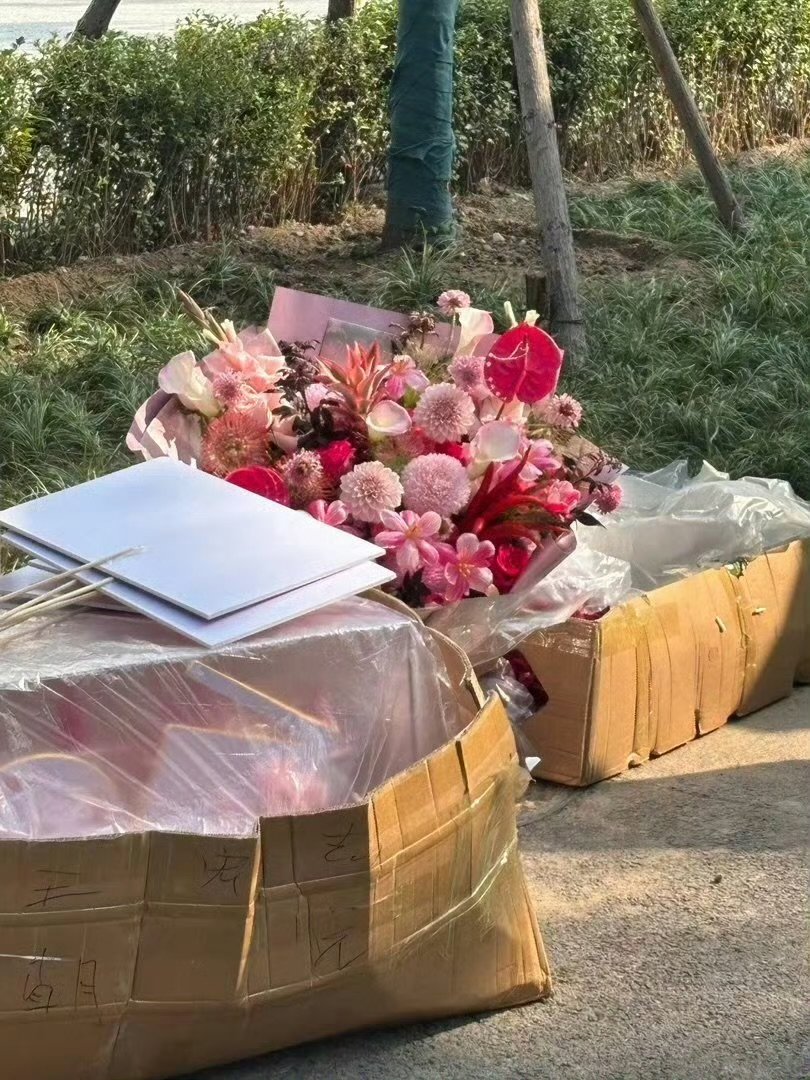 迪丽热巴模仿第一次试镜场景迪丽热巴见面会花篮迪丽热巴见面会现场花篮排场十足，造型
