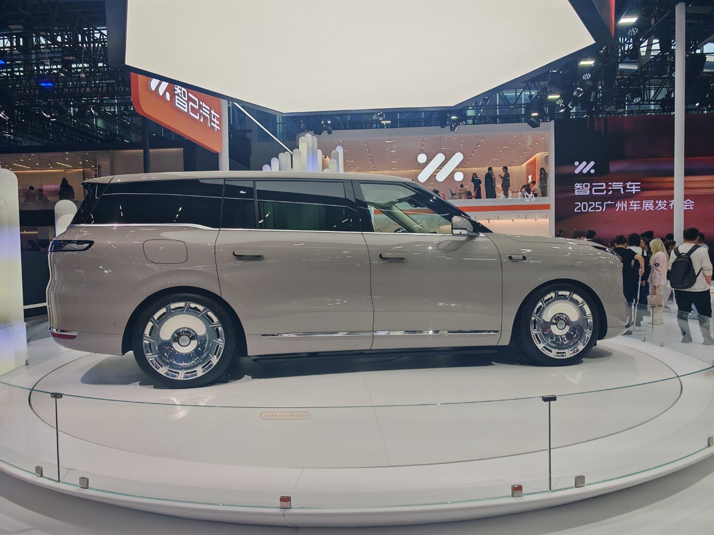 来到智己展台了解到，智己LS9已经正式开启全国交付，32.28万起标配双腔空悬、