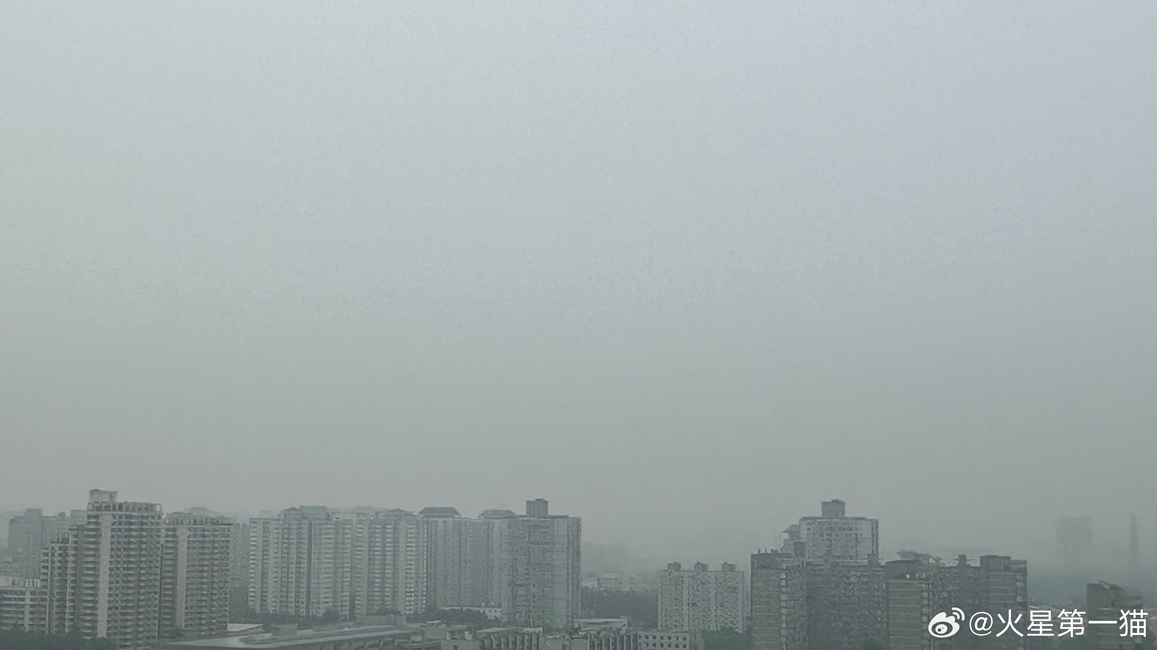 6:01 暑初天未热，观阁进轻凉。         果熟愁枝重，荷生觉渚香。与火