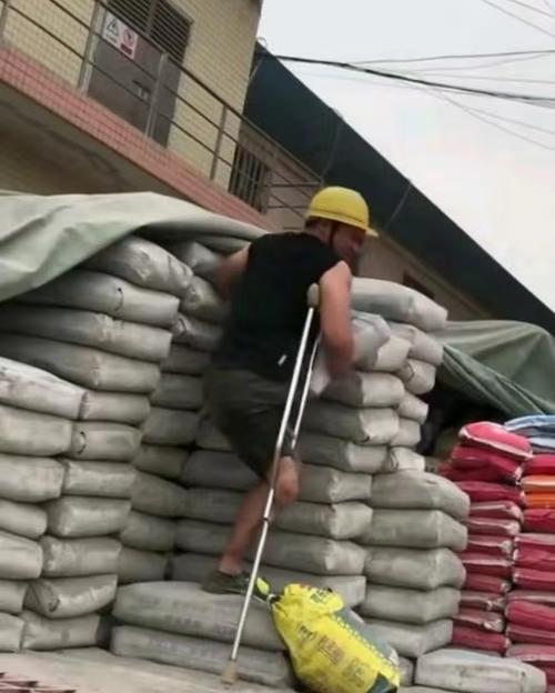 包工头带着残疾男子在工地上班，一天给他80块钱工资。有人骂包工头黑心占便宜，现在