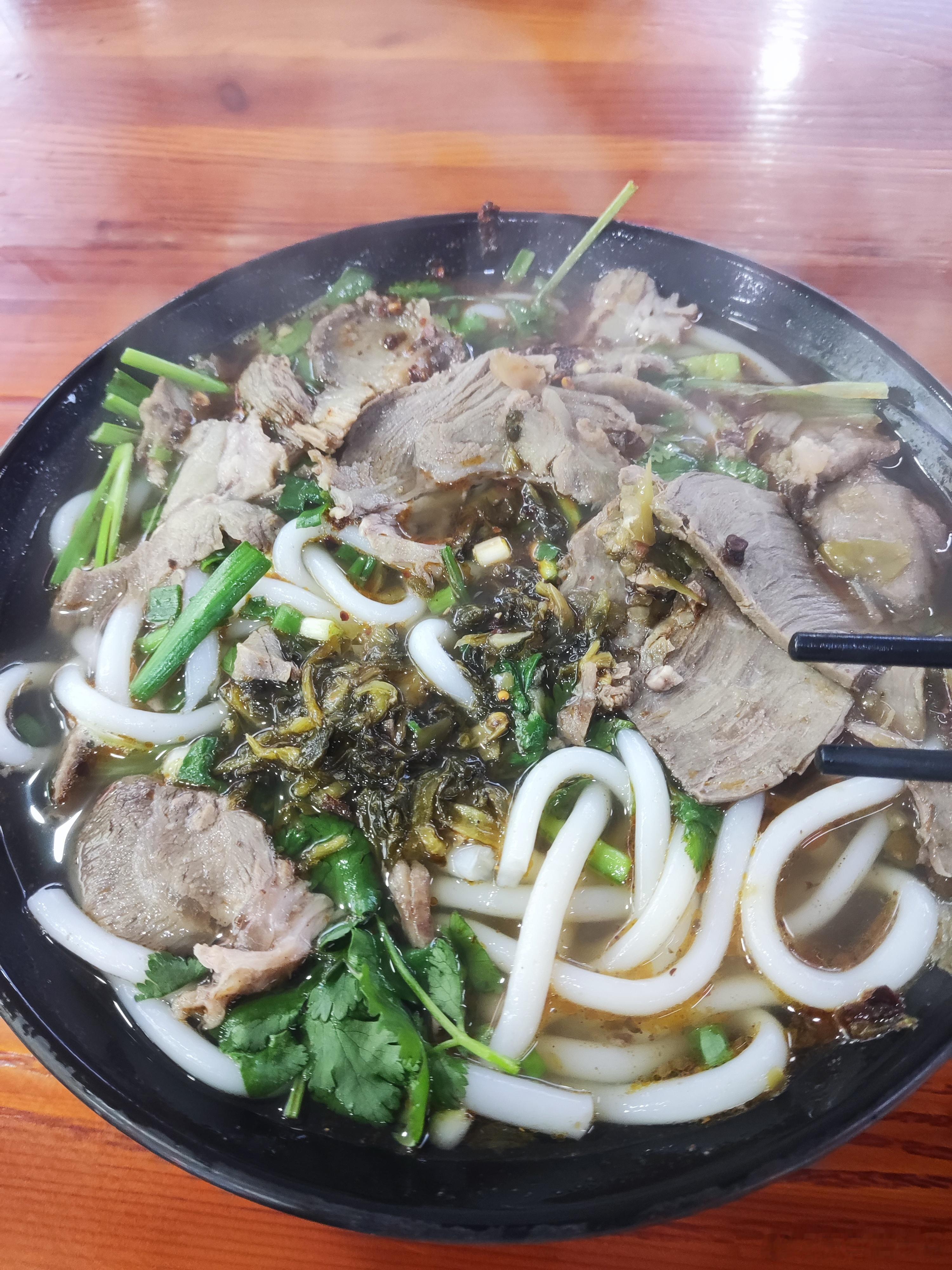 好久没吃羊肉粉了，来美食城尝尝鲜[笑而不语] 