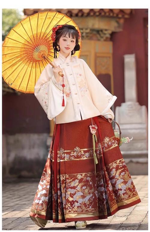 近日，一名身高两米的女生身着明制汉服现身故宫，深蓝暗纹袄裙搭配云纹马面裙，气场全