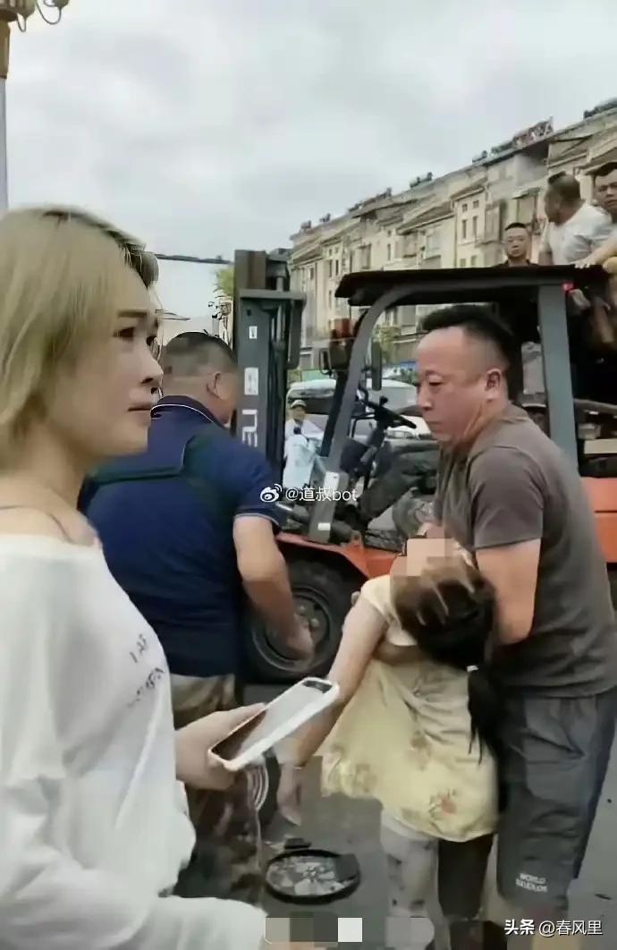广德这位杨女士，真是让人开了眼。

穿着拖鞋开车，眼睛还死死盯着手机，这哪是在开