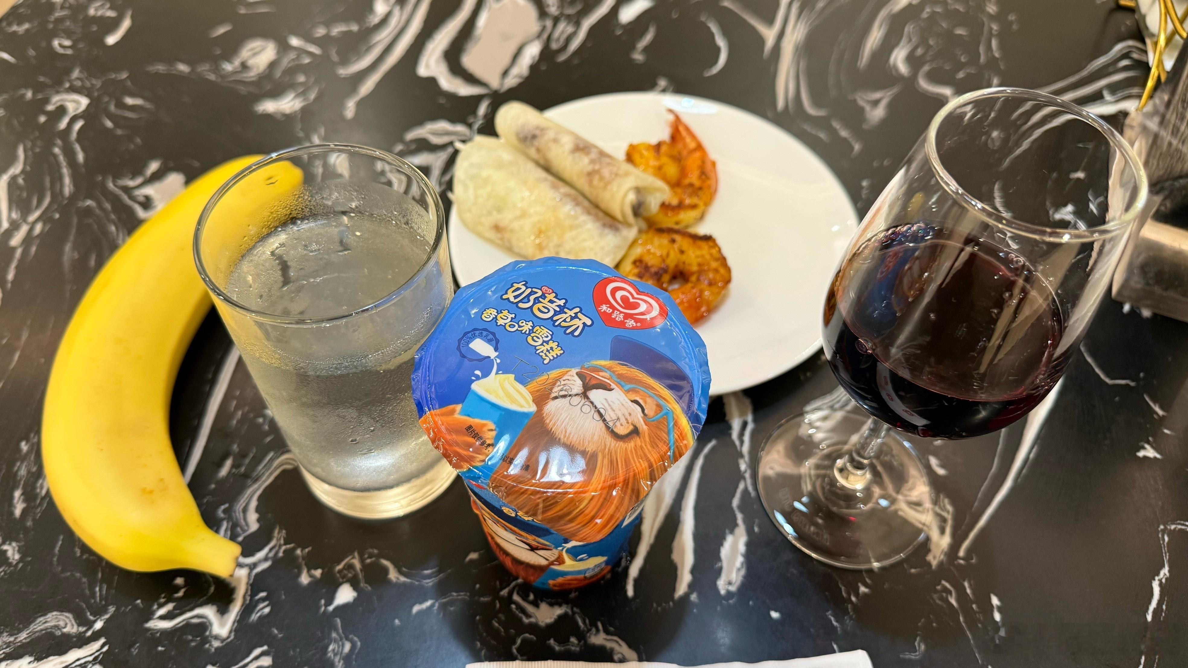 北京首都国际机场T3航站楼，国航休息室，餐饮区增加了烤鸭和大虾，品尝一下。 北京