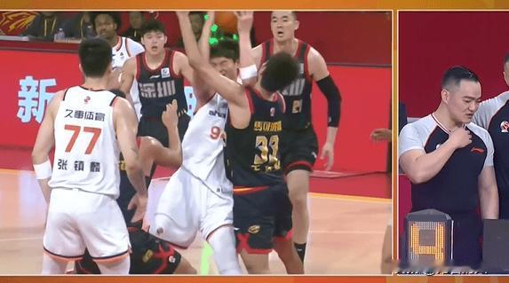 王哲林肘击王浩然，这一下很疼





王哲林内线拿球，转身肘击到王浩然，裁判苦