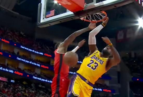 传奇！詹姆斯隔扣小史密斯，让父子双双成背景
北京时间3月17日，火箭与湖人的比赛