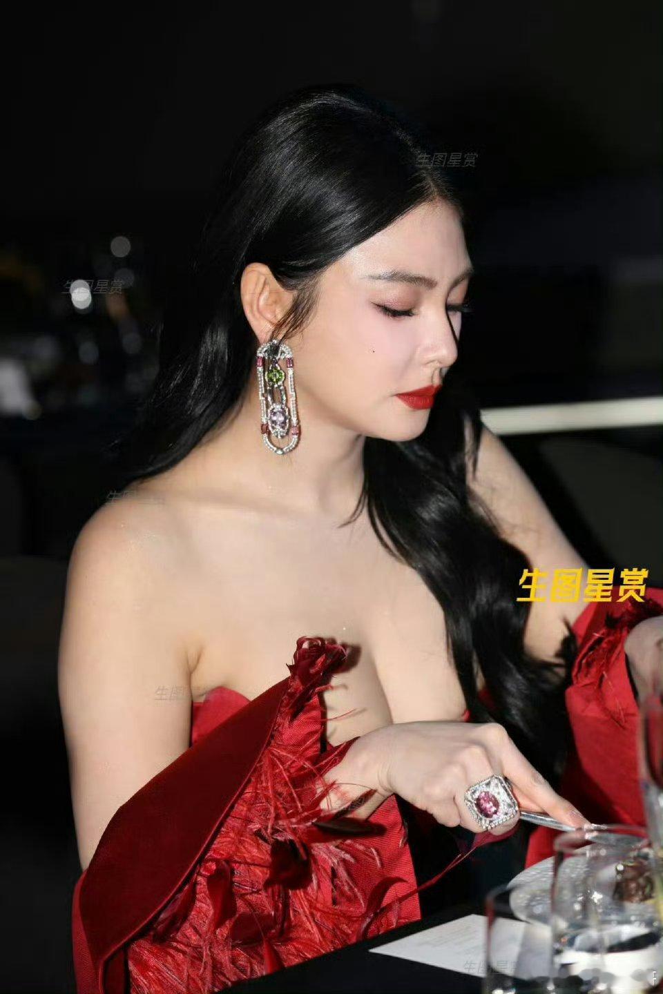 张雨绮节目和商务都停滞了话题女王也有安静时刻，事业放慢脚步或是调整期。以她的个性