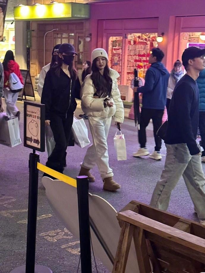 吴宣仪、杨超越一同游韩国，姐姐妹妹又合体了~