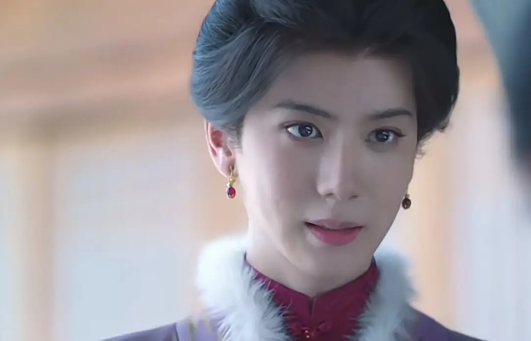这不一眼就能看出他是男的吗？为什么会有人觉得他是女的？？？这还用靠脚来分辨吗？？